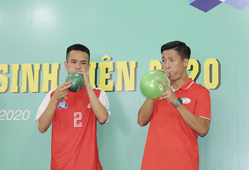 Quế Ngọc Hải, Bùi Tiến Dũng giao lưu cùng sinh viên trường ĐH Bách khoa TP. HCM ảnh 1