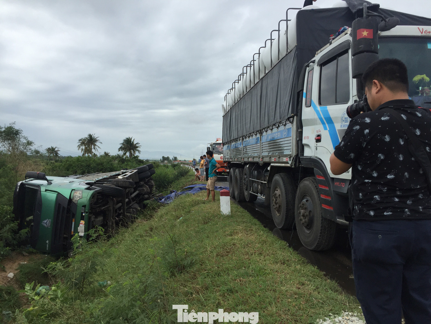 Xe tải và container liên tiếp lao xuống ruộng lúa vì gió bão ảnh 2
