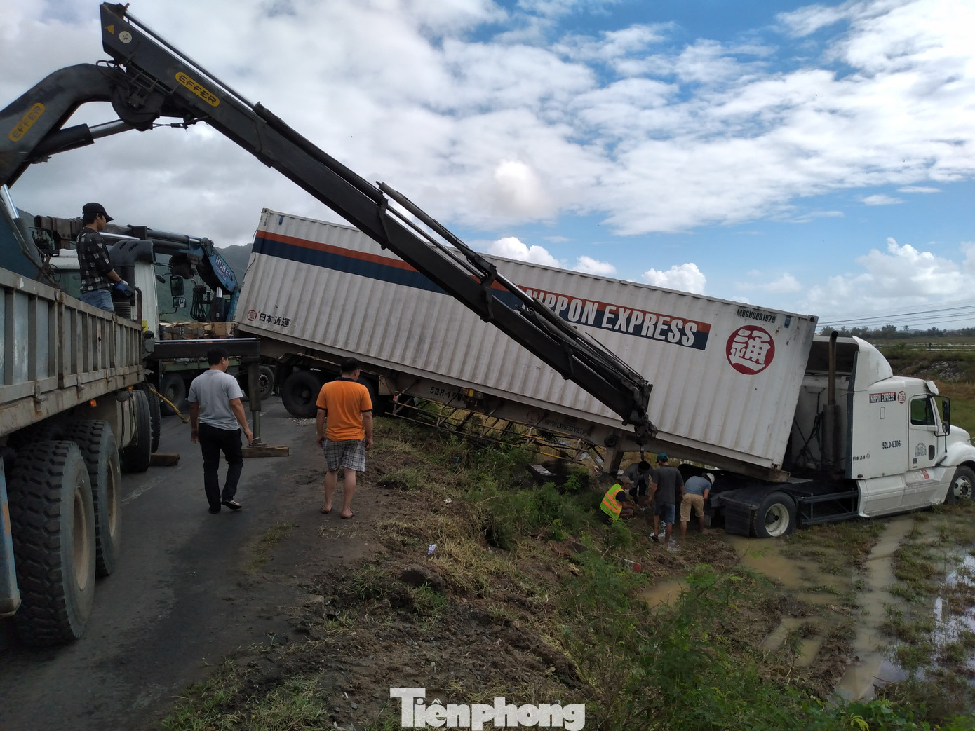 Xe tải và container liên tiếp lao xuống ruộng lúa vì gió bão ảnh 1