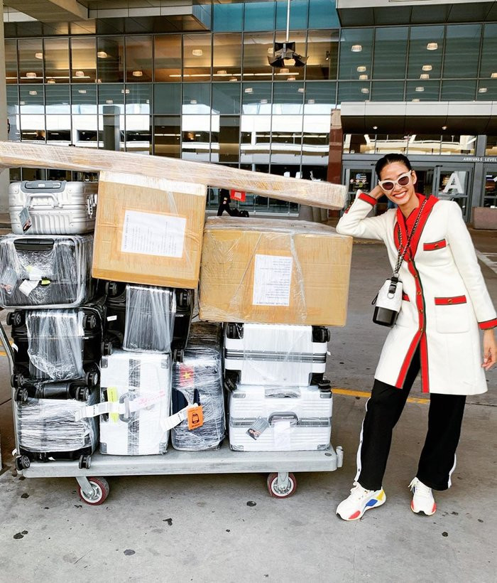 Vừa bị phạt 50 triệu ở sân bay, Hoàng Thuỳ 'chơi lớn' diện set đồ 200 triệu ở Mỹ ảnh 1