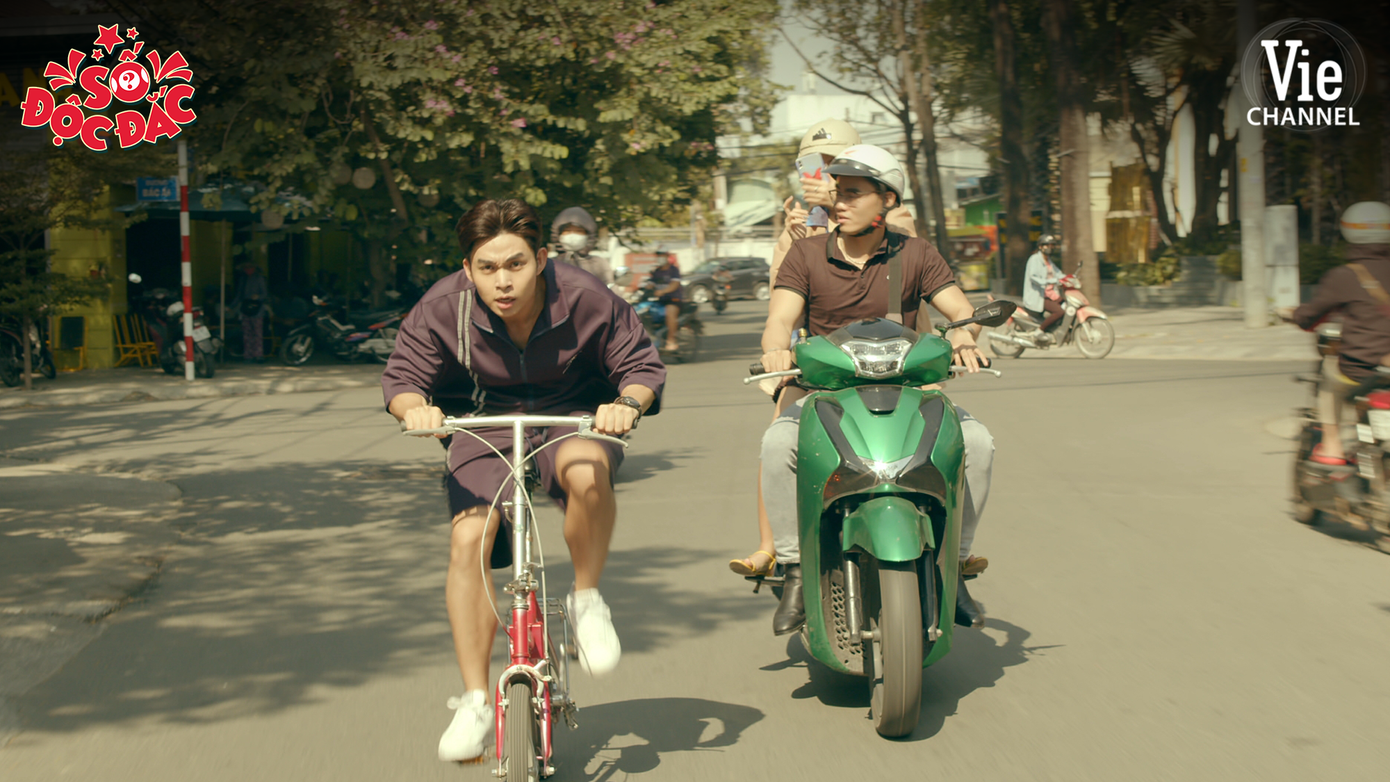 Dân tình “choáng” khi thấy Jun Phạm cưỡi xe đạp rượt đuổi xe hơi, đại náo phố phường ảnh 8