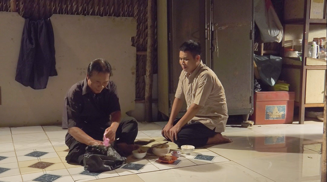 Bắt mẹ chồng ăn cơm chó, cô con dâu nhận cái kết “quả báo“ ảnh 6