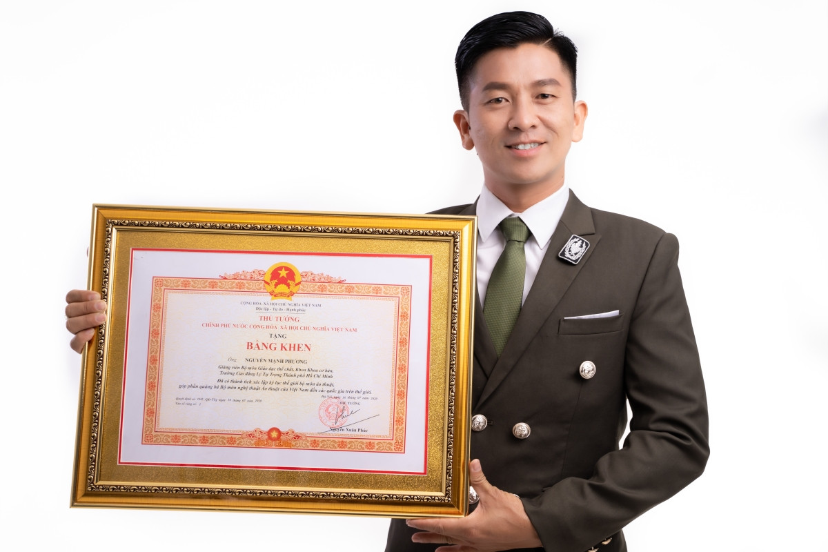 Thầy giáo, ảo thuật gia Nguyễn Phương gây bất ngờ khi nhận bằng khen của Thủ tướng ảnh 3