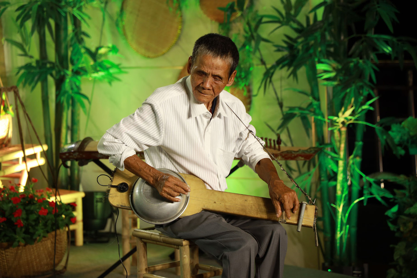 Người đàn ông mù có tình yêu âm nhạc bao la cùng cây đàn thau độc đáo có 1-0-2 ảnh 4