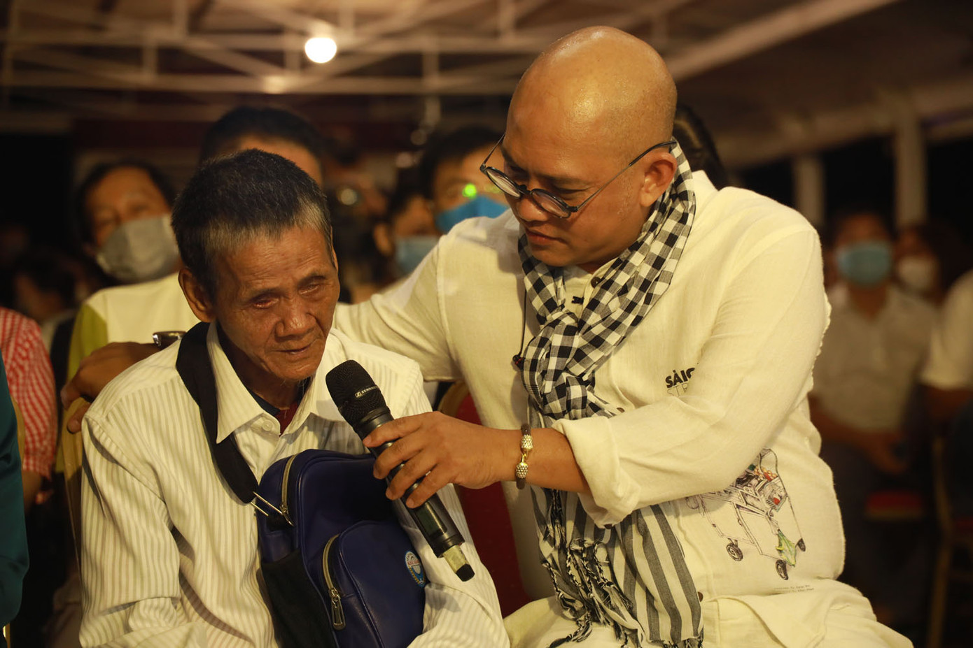 Người đàn ông mù có tình yêu âm nhạc bao la cùng cây đàn thau độc đáo có 1-0-2 ảnh 3