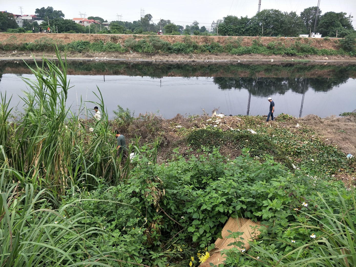 'Xới tung' ven sông Nhuệ tìm nữ sinh Học viện Ngân hàng mất tích ảnh 9