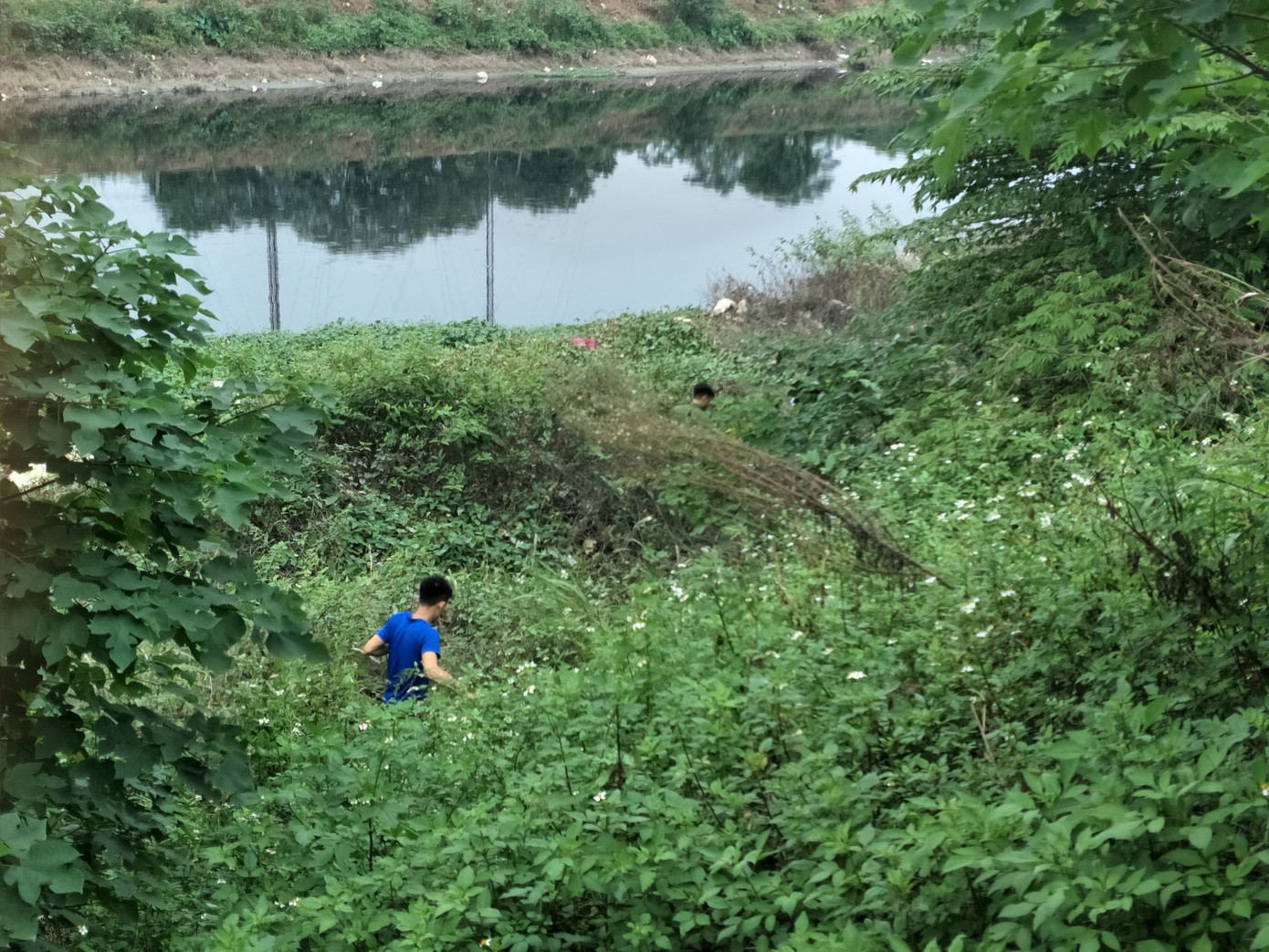 'Xới tung' ven sông Nhuệ tìm nữ sinh Học viện Ngân hàng mất tích ảnh 2