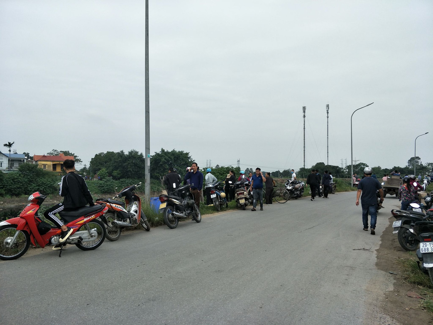 'Xới tung' ven sông Nhuệ tìm nữ sinh Học viện Ngân hàng mất tích ảnh 5