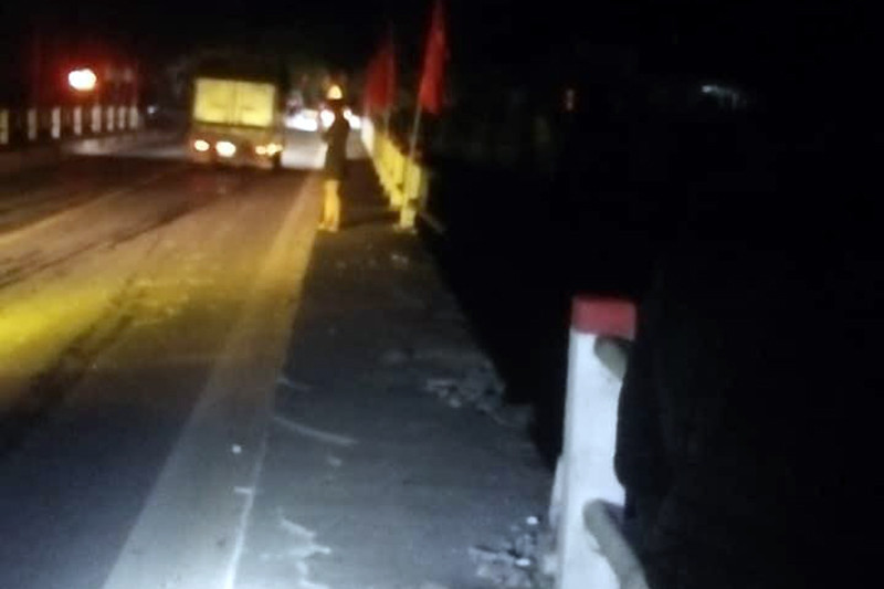 Cả gia đình thoát chết khi ô tô rơi từ trên cầu xuống sông ảnh 1