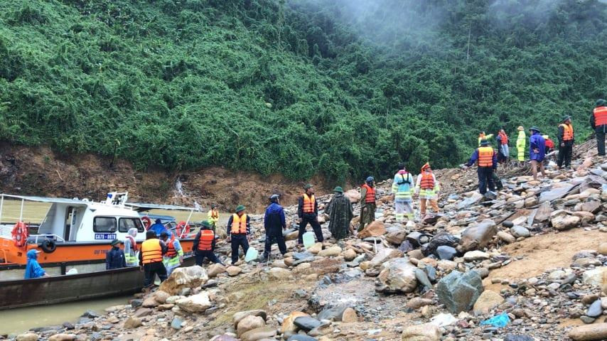 CSGT hỗ trợ người gặp nạn, tiếp tế lương thực cho bà con vùng lũ ảnh 2