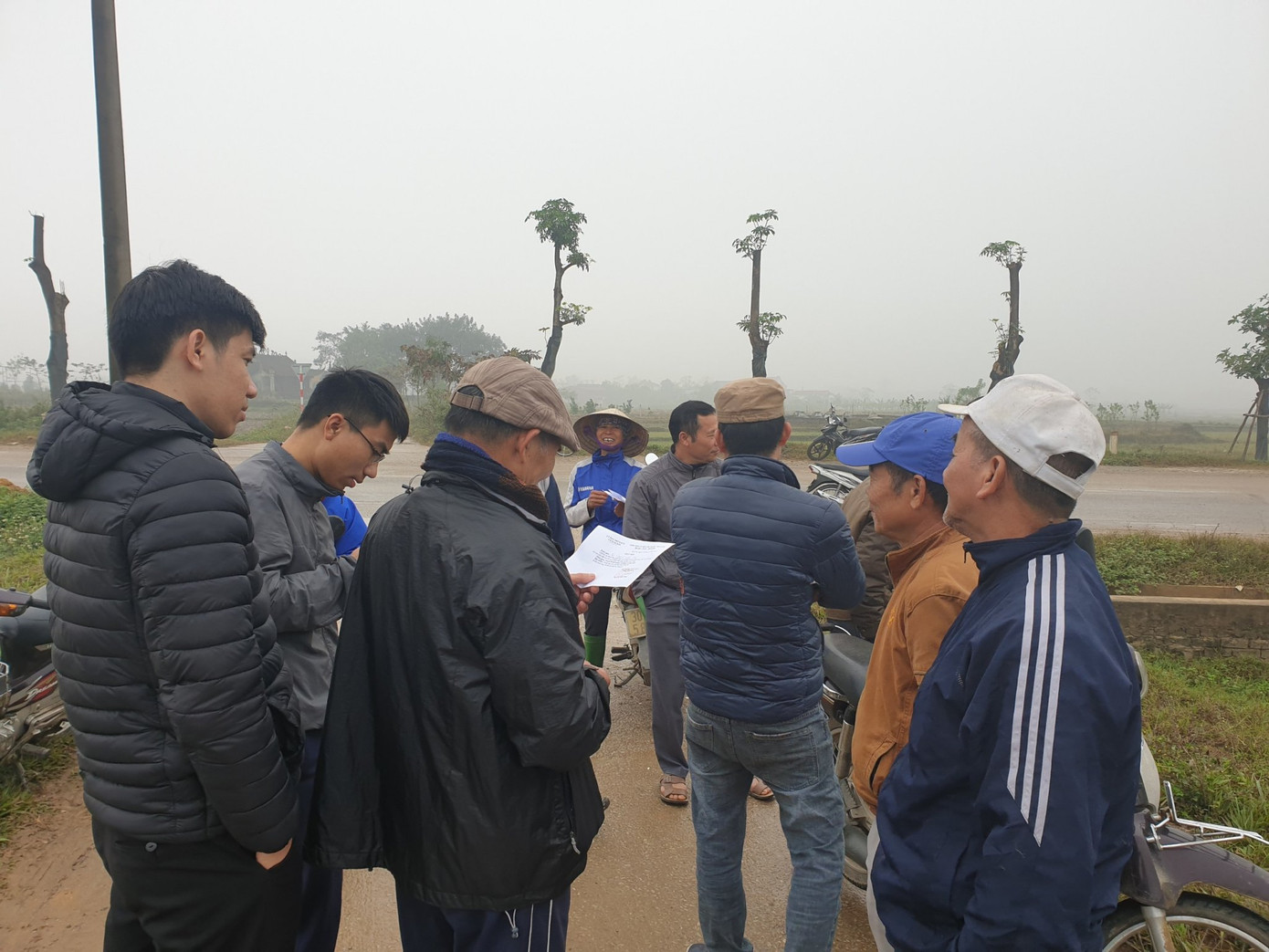 Vì sao người dân tiếp tục chặn xe vào bãi rác Nam Sơn? ảnh 3