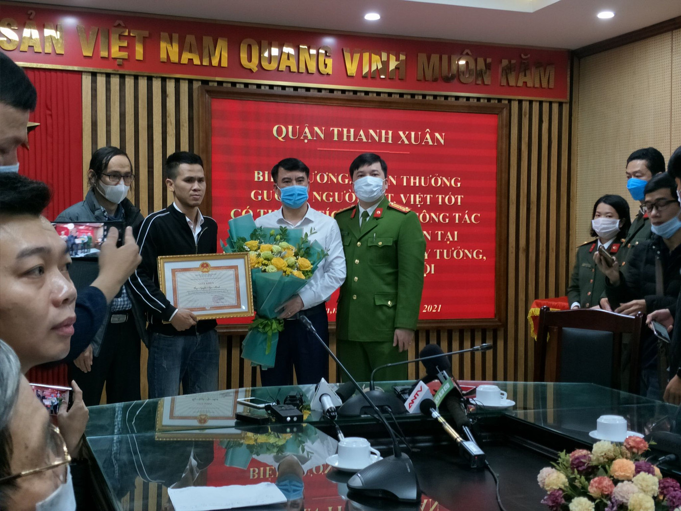 Cảm xúc của bố bé gái rơi từ tầng 12 khi gặp ân nhân cứu con ảnh 1