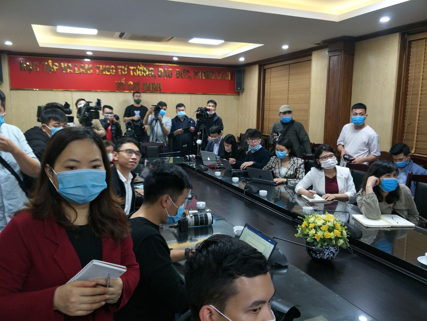 Vụ bé gái rơi từ tầng 12: 'Cháu bé trèo ra lan can lúc bố mẹ tiễn khách về' ảnh 1