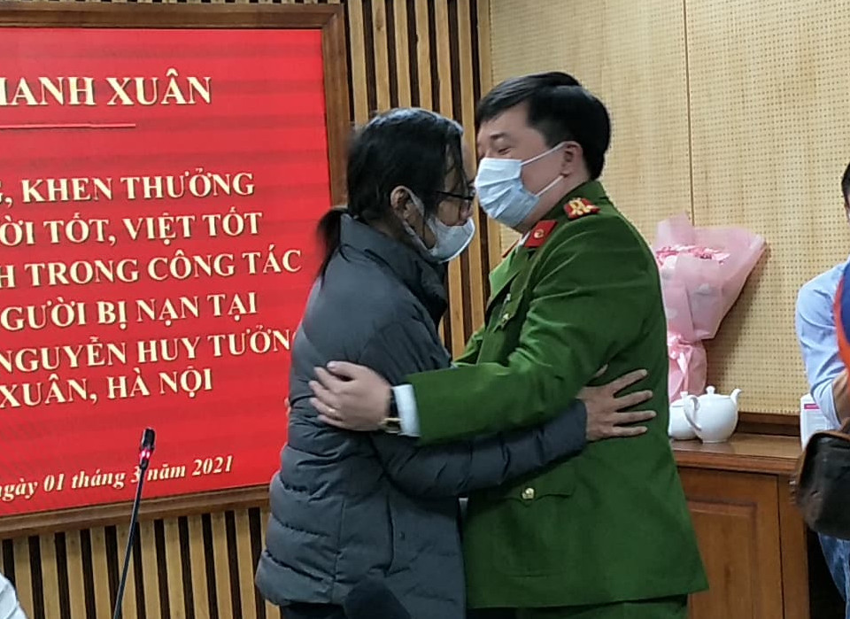 Cảm xúc của bố bé gái rơi từ tầng 12 khi gặp ân nhân cứu con ảnh 2