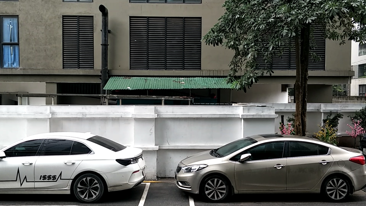 Người dân chung cư chưa hết bàng hoàng vụ bé gái rơi từ tầng 12 ảnh 1