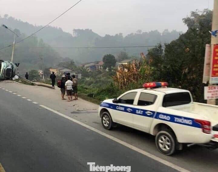 Xe container chở 30 tấn xoài lật nhào khi đến biên giới Lạng Sơn ảnh 1