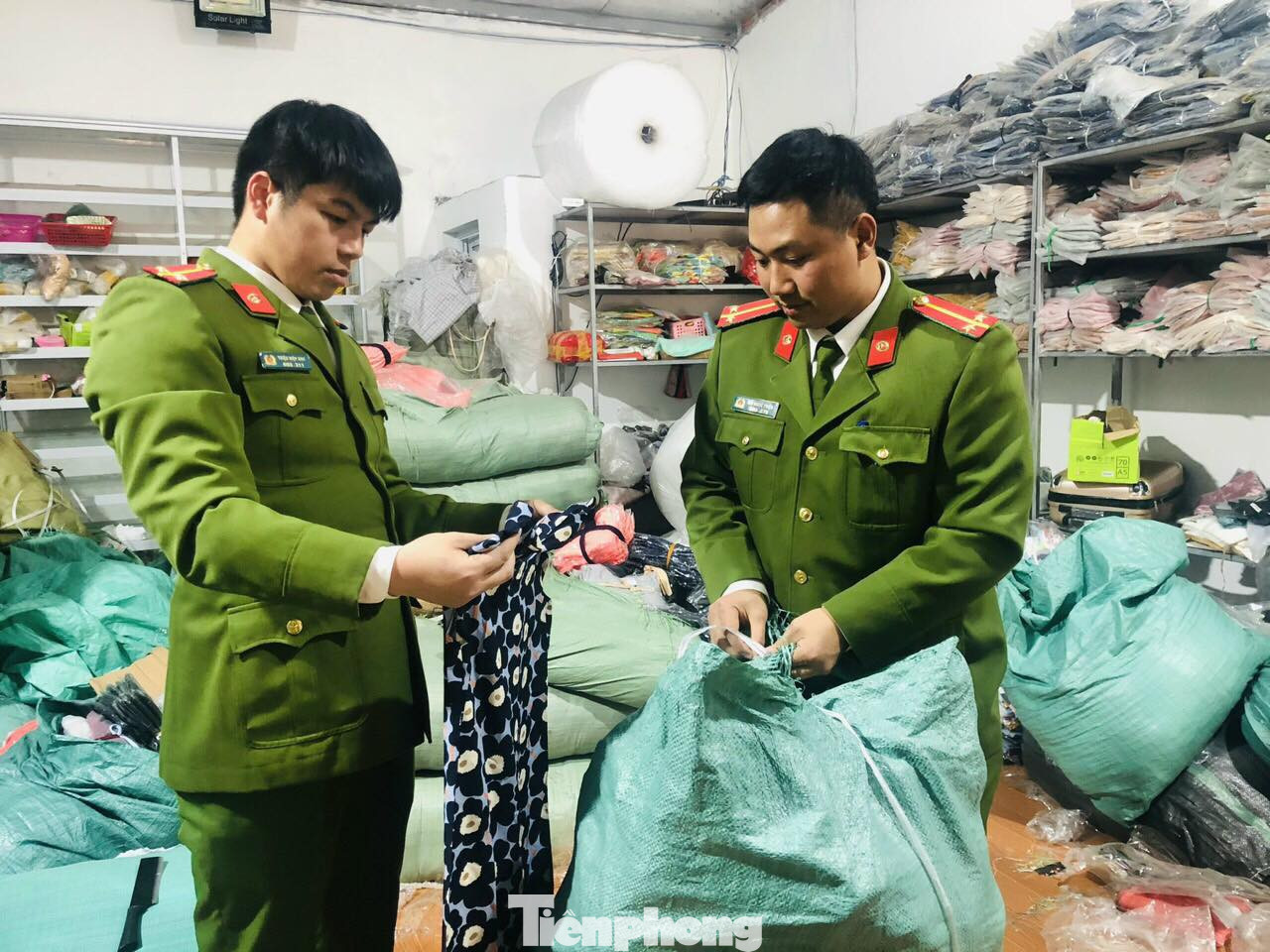 Triệt phá kho hàng lậu 'khủng' ở Lạng Sơn ảnh 1