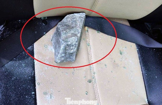 Triệu tập 5 thanh, thanh niên ném đá vỡ kính ô tô trên cao tốc Bắc Giang-Lạng Sơn ảnh 1