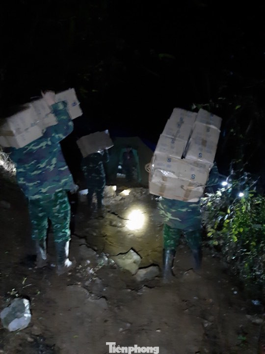 Mật phục thu giữ trên 14.000 đôi găng tay y tế trên biên giới ảnh 1