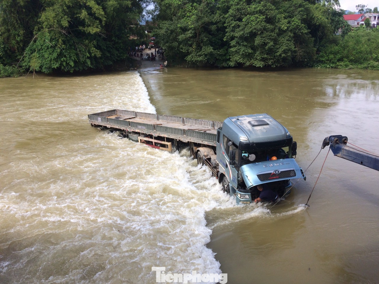 Cao Bằng: Ô tô bị nước bủa vây, cuốn trôi khi qua đập tràn ảnh 1