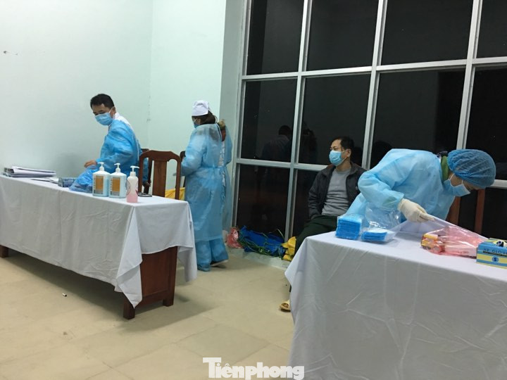 Công việc thầm lặng của các chiến sỹ áo trắng ở khu cách ly phòng dịch nCov ảnh 1