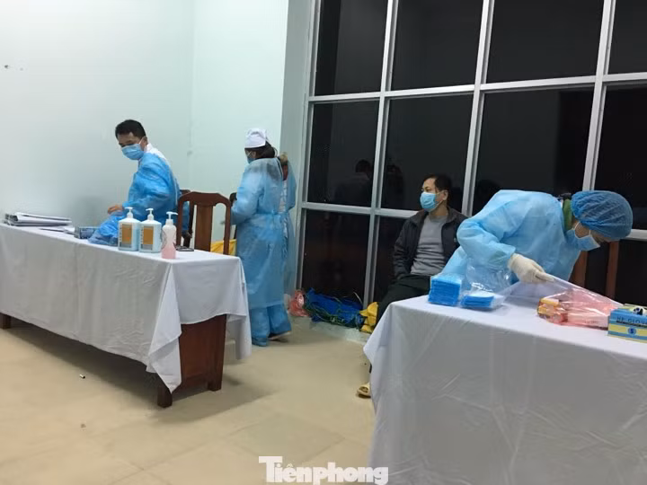 Công việc thầm lặng của các chiến sỹ áo trắng ở khu cách ly phòng dịch nCov ảnh 1