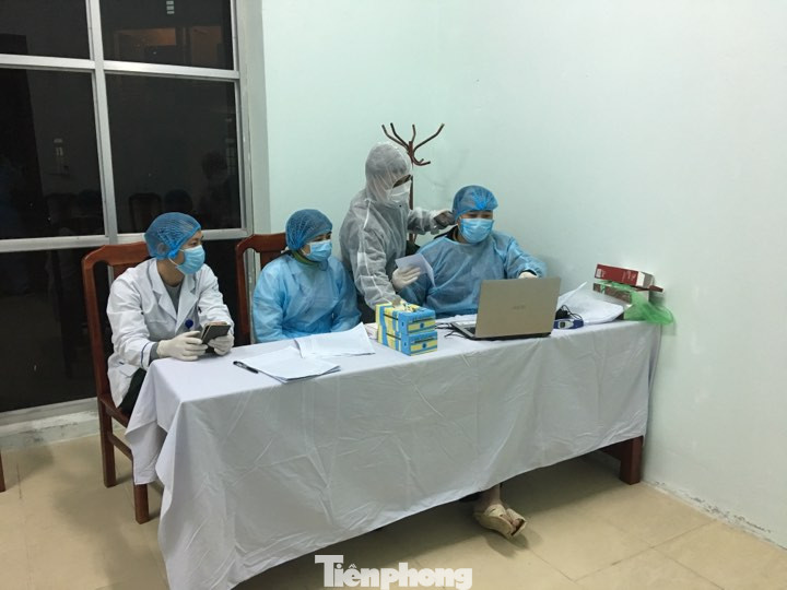 Công việc thầm lặng của các chiến sỹ áo trắng ở khu cách ly phòng dịch nCov ảnh 6