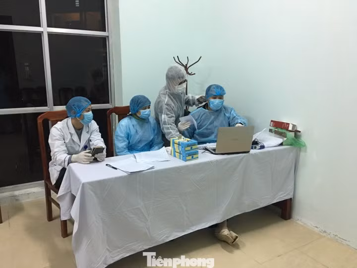 Công việc thầm lặng của các chiến sỹ áo trắng ở khu cách ly phòng dịch nCov ảnh 6