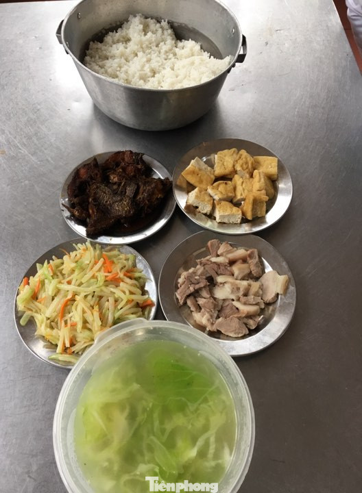 Công việc thầm lặng của các chiến sỹ áo trắng ở khu cách ly phòng dịch nCov ảnh 7