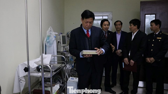 Thứ trưởng Bộ Y tế kiểm tra công tác phòng, chống dịch viêm phổi cấp ở biên giới ảnh 1
