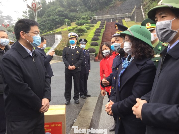 Hỗ trợ Trung Quốc vật tư y tế phòng chống dịch corona ảnh 1