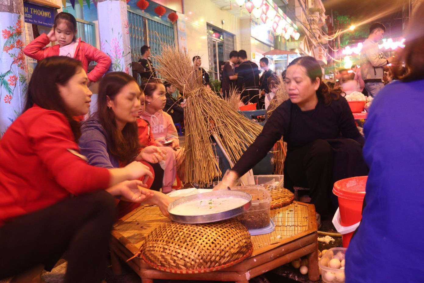 Pháo hoa rực sáng bầu trời, Việt Nam bước sang năm mới 2021 ảnh 80