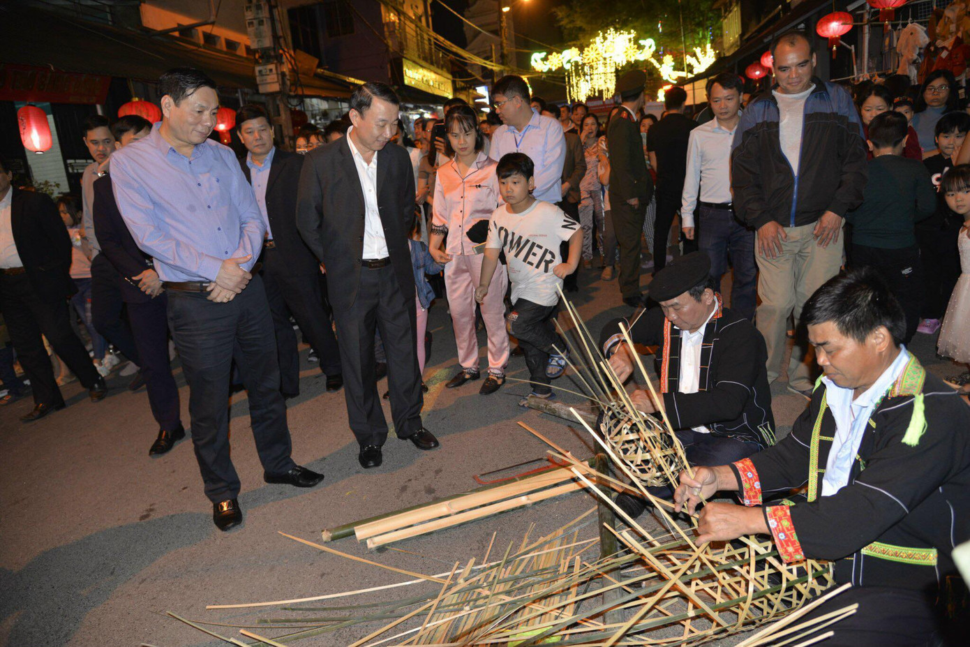 Pháo hoa rực sáng bầu trời, Việt Nam bước sang năm mới 2021 ảnh 75