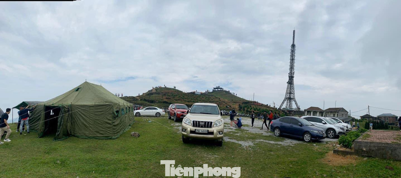 Đông đúc khách du lịch dựng bạt nghỉ dưỡng trên đỉnh Mẫu Sơn dịp 30/4 ảnh 1