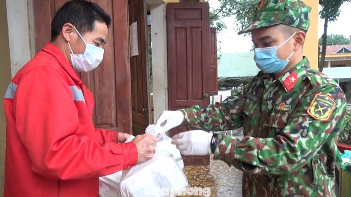 Cận cảnh sinh hoạt trong khu vực cách ly phòng chống corona của Quân đội ảnh 6