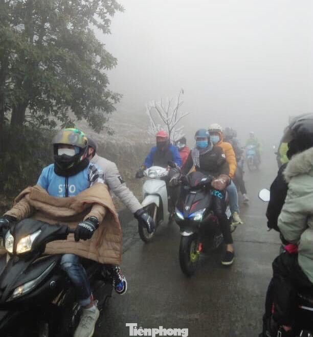 Băng tuyết dần tan, du khách vẫn ngược núi lên với Mẫu Sơn ảnh 4