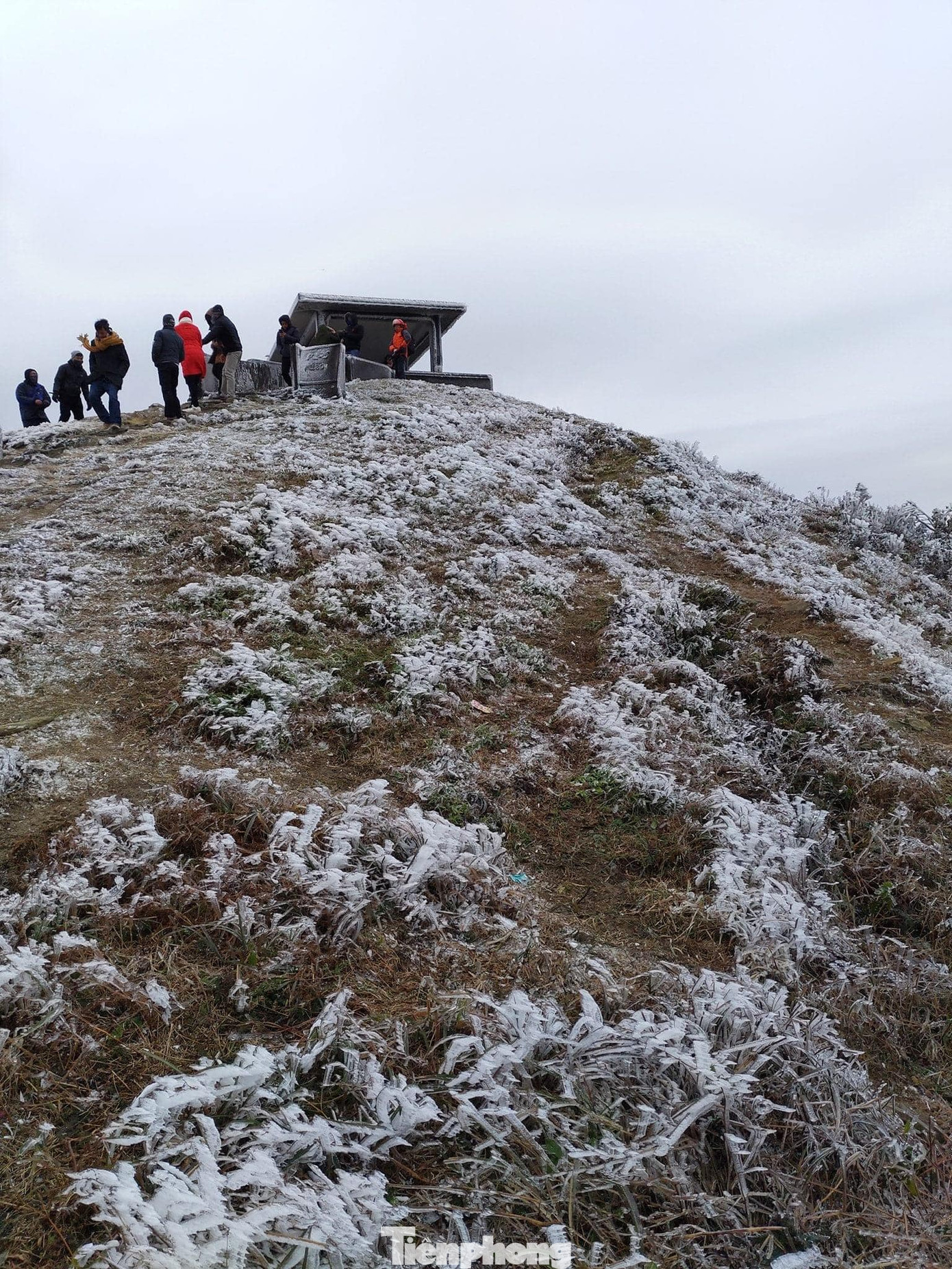 Băng tuyết dần tan, du khách vẫn ngược núi lên với Mẫu Sơn ảnh 1