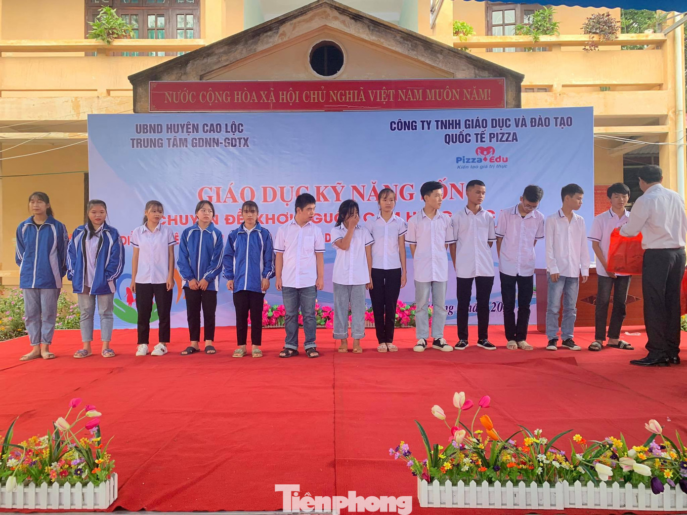 Tiếp sức học trò nghèo Lạng Sơn đến trường ảnh 1