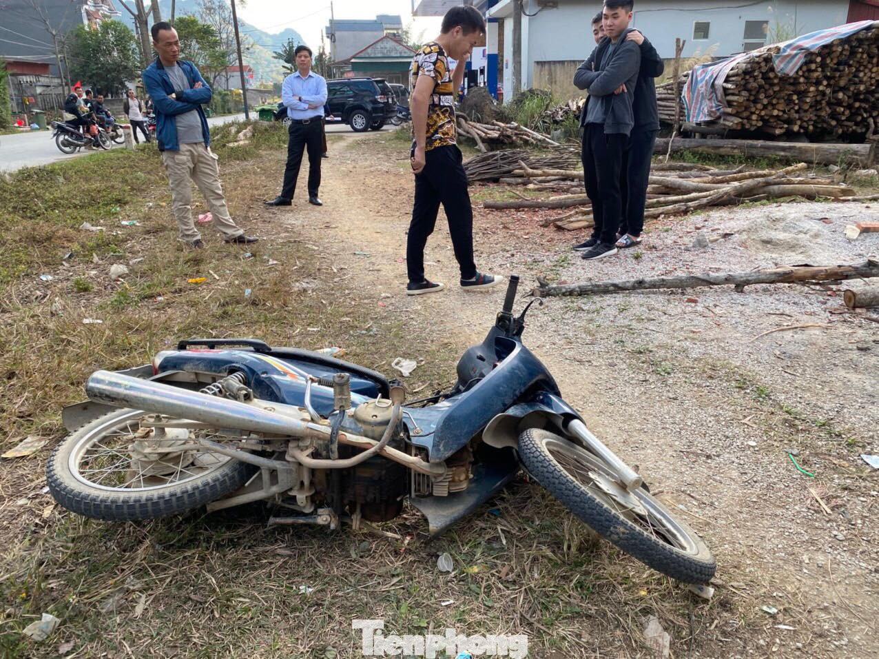 Cướp rút súng dí vào đầu người đi đường hòng lấy xe máy để thoát thân ảnh 1