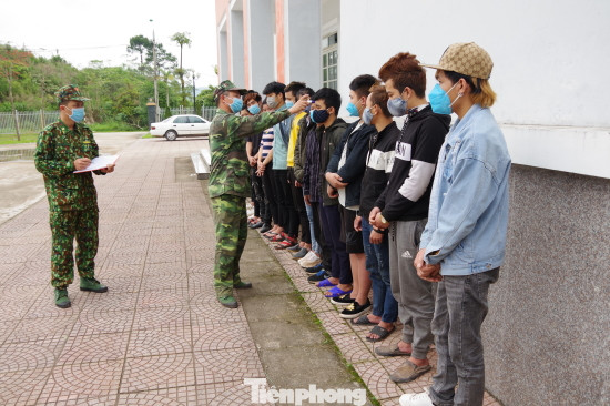 Biên phòng Lạng Sơn bàn giao đối tượng đưa người trái phép qua Trung Quốc ảnh 1