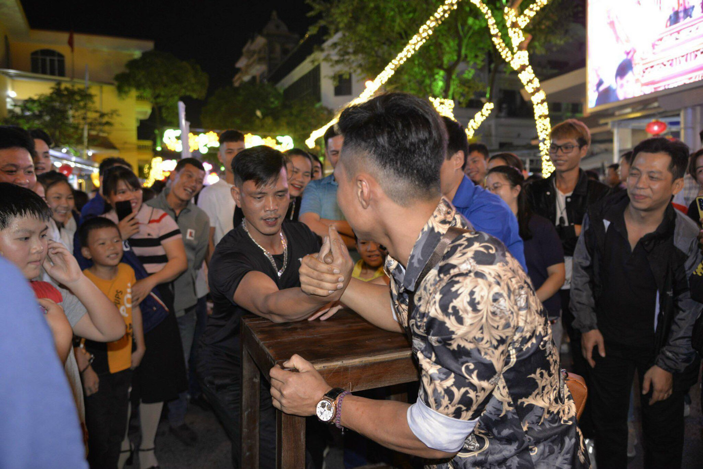 Pháo hoa rực sáng bầu trời, Việt Nam bước sang năm mới 2021 ảnh 78