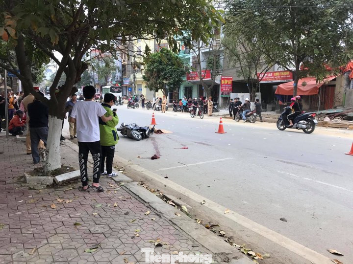 Tránh ô tô mở cửa xe, nữ giáo viên tử vong dưới bánh xe ben ảnh 1