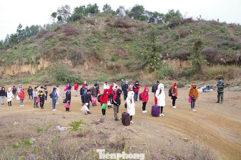 Hàng chục người men lối mòn ở Lạng Sơn nhập cảnh trái phép ảnh 1