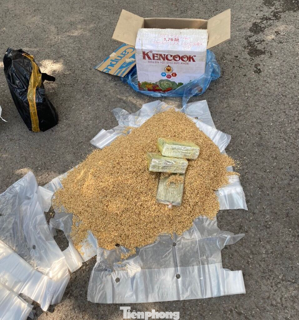 Người đàn ông giấu 5 bánh ma túy trong bao thóc ảnh 1