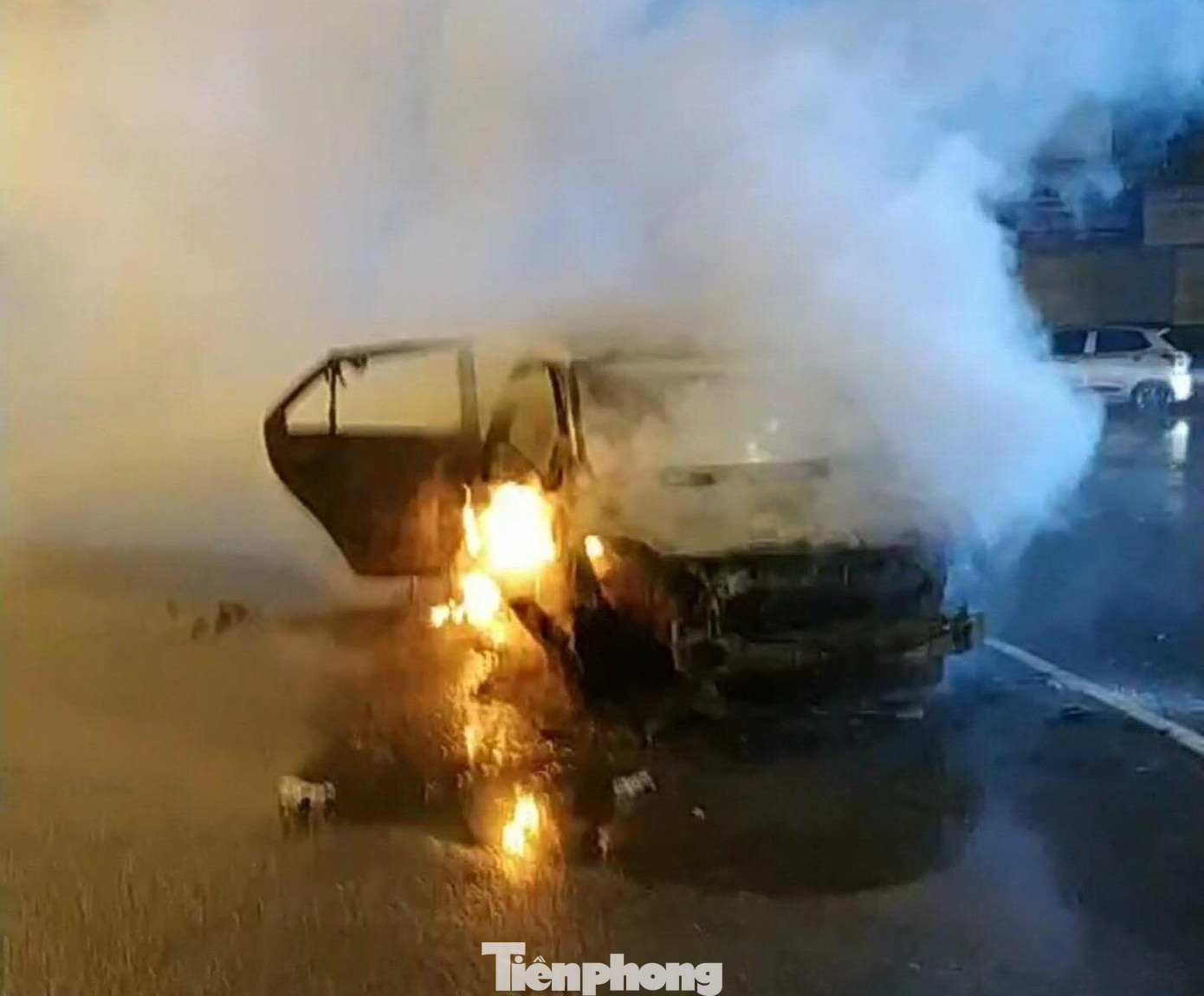 Xe ô tô bốc cháy dữ dội ở thành phố Lạng Sơn ảnh 1