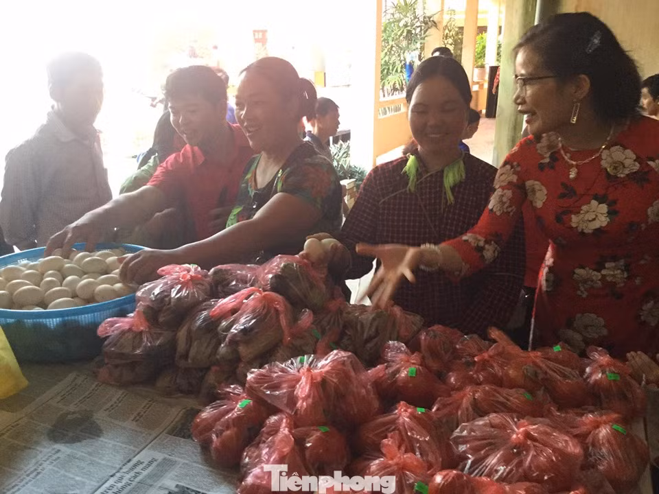 Sôi nổi 'Chợ nhân đạo' ở Lạng Sơn ảnh 1