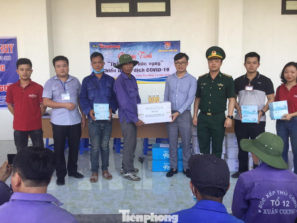 Cắt tóc, tặng khẩu trang cho lái xe, người lao động ở biên giới Lạng Sơn ảnh 1