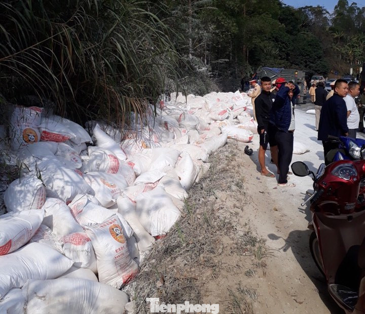 Xe container nổ lốp, đâm xe chở khách, 7 người thương nặng ảnh 1