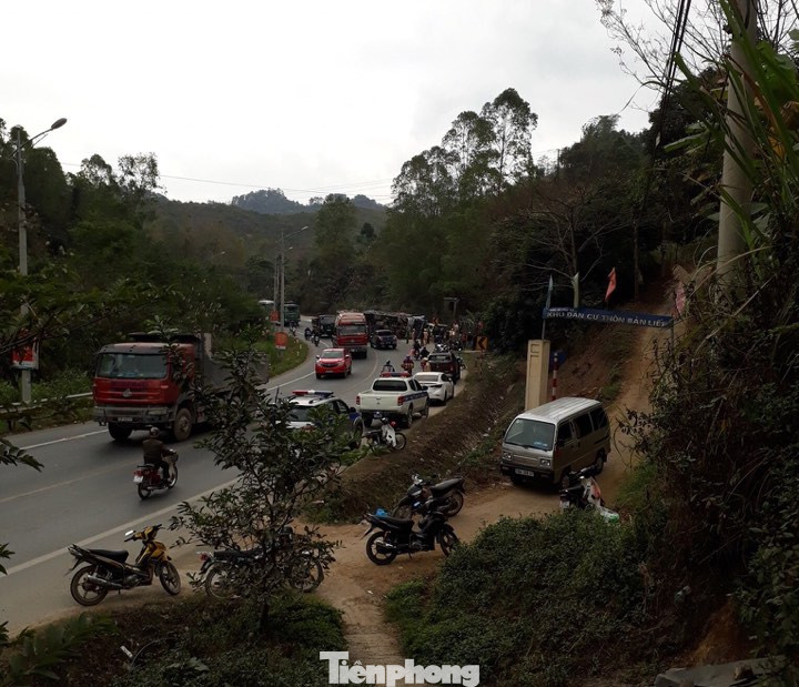 Xe container nổ lốp, đâm xe chở khách, 7 người thương nặng ảnh 3