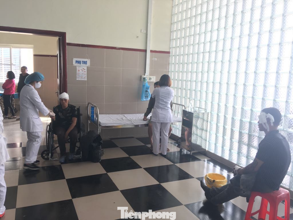 Xe container nổ lốp, đâm xe chở khách, 7 người thương nặng ảnh 2